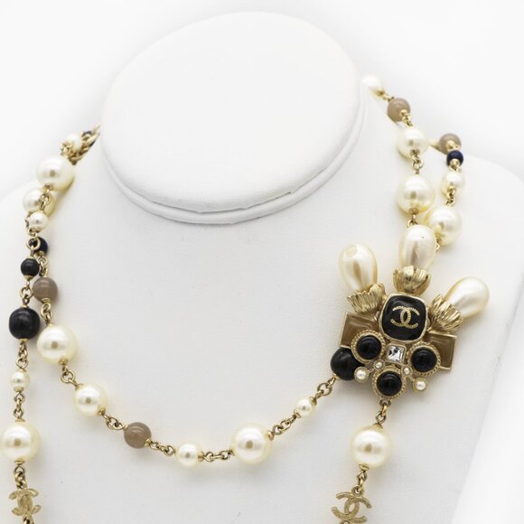 CHANEL Faux Pearl, Resin & Strass CC Bead Strand Necklace - Picture 2 of 4